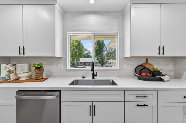 812 Columbia Dr, Sacramento, CA 95864