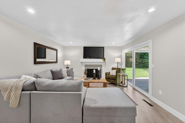 812 Columbia Dr, Sacramento, CA 95864