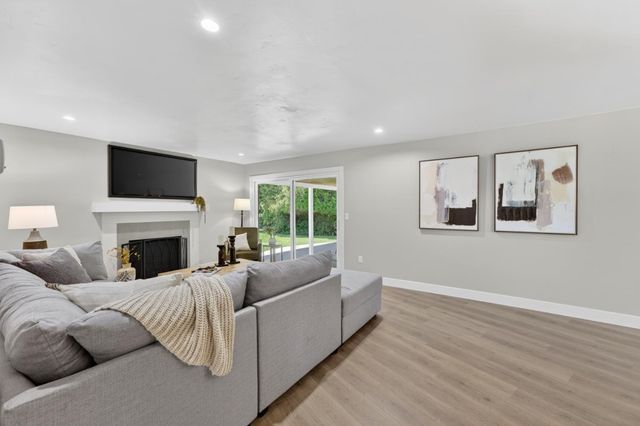 812 Columbia Dr, Sacramento, CA 95864