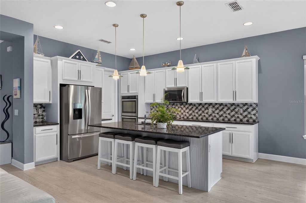 Image 11 of property listing at 735 116TH COURT NE, Bradenton, FL 34212