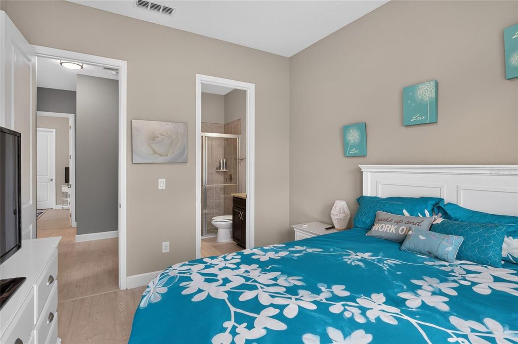 Image 27 of property listing at 735 116TH COURT NE, Bradenton, FL 34212