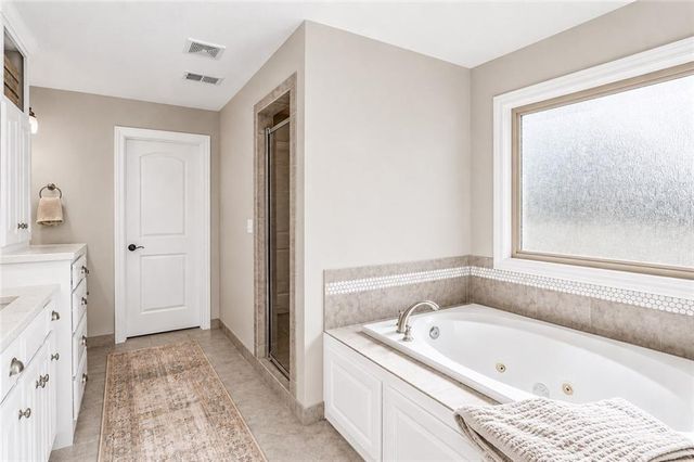 25205 W 97th Place, Lenexa, KS 66227