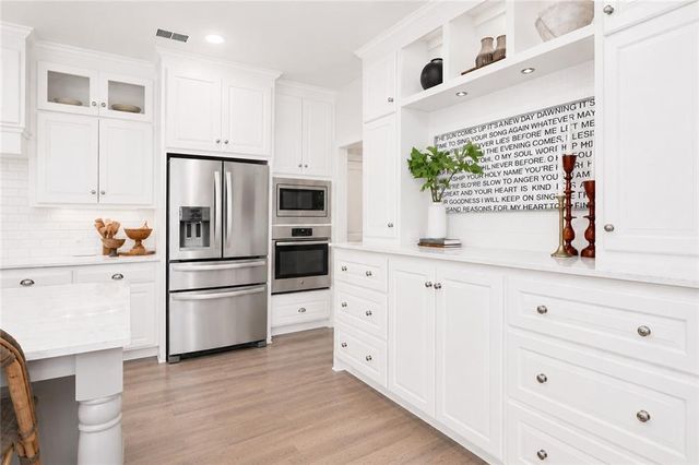25205 W 97th Place, Lenexa, KS 66227