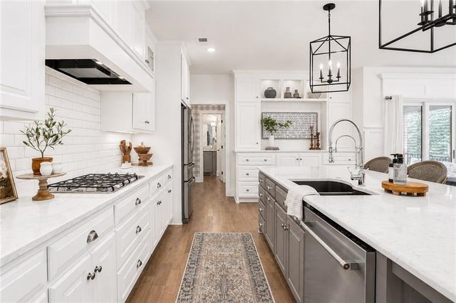 25205 W 97th Place, Lenexa, KS 66227