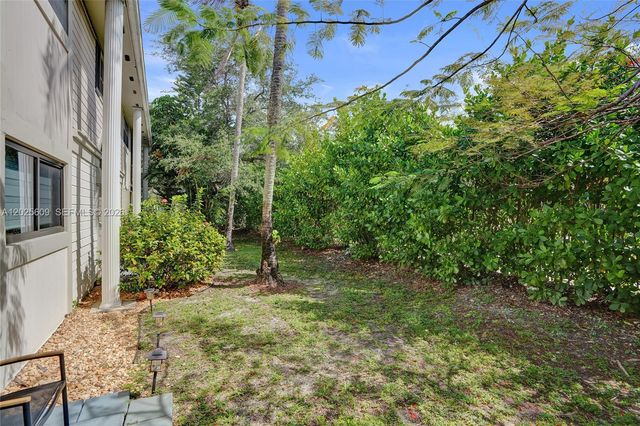 927 NE 199th St 103, Miami, FL 33179