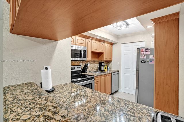 927 NE 199th St 103, Miami, FL 33179
