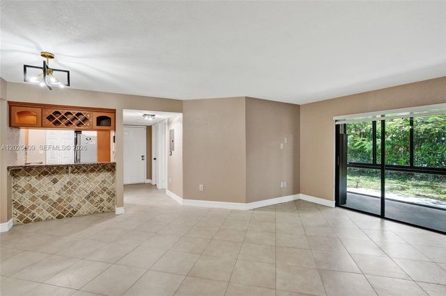 927 NE 199th St 103, Miami, FL 33179