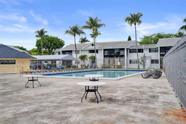 927 NE 199th St 103, Miami, FL 33179