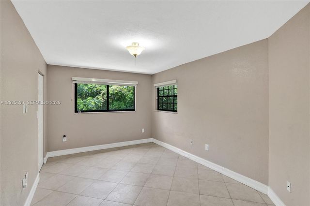 927 NE 199th St 103, Miami, FL 33179