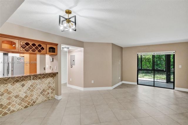 927 NE 199th St 103, Miami, FL 33179