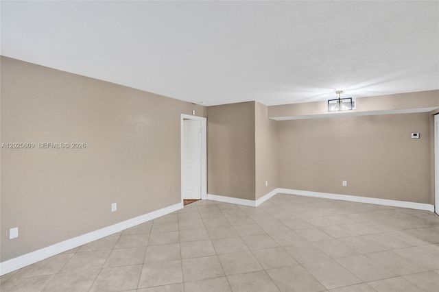 927 NE 199th St 103, Miami, FL 33179