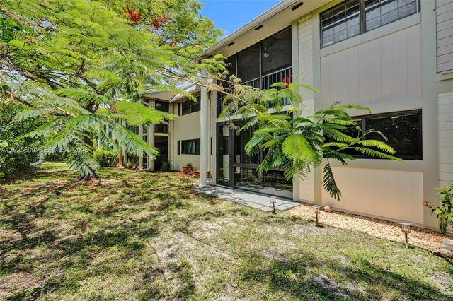 927 NE 199th St 103, Miami, FL 33179