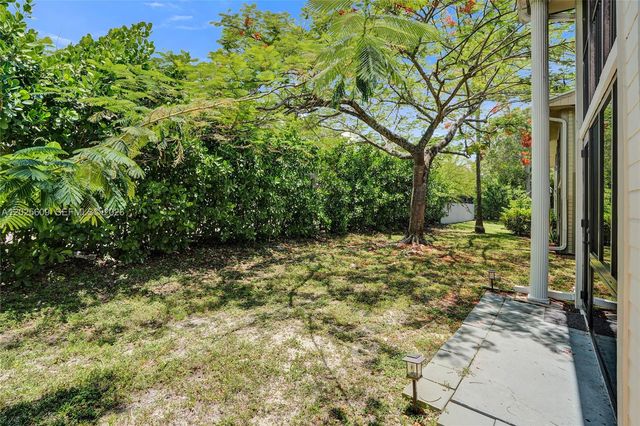 927 NE 199th St 103, Miami, FL 33179