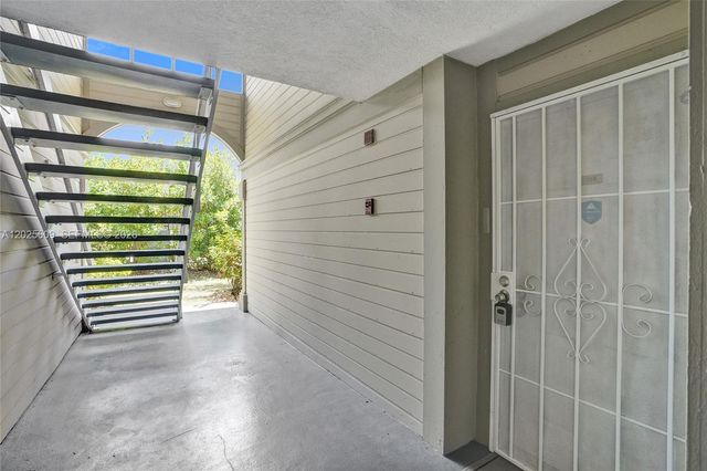 927 NE 199th St 103, Miami, FL 33179