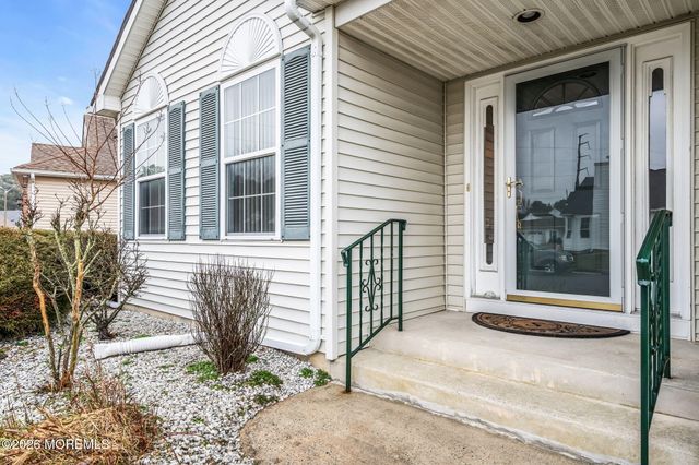 148 Chesterfield Lane, Toms River, NJ 08757