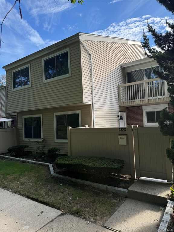 232 Springmeadow Drive G, Holbrook, NY 11741