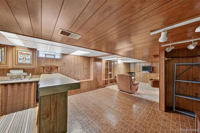 619 Highland Avenue, Lincoln Park, MI 48146