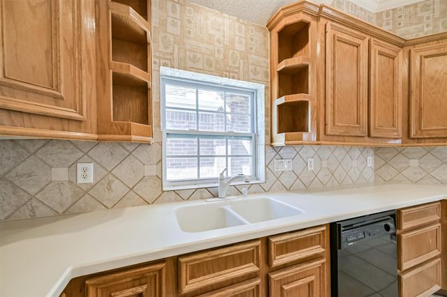 314 Parkwood Village Drive, Friendswood, TX 77546