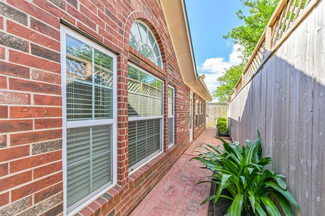 314 Parkwood Village Drive, Friendswood, TX 77546