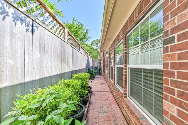 314 Parkwood Village Drive, Friendswood, TX 77546