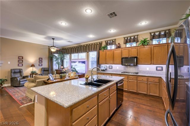7869 Mosaic Harbor Avenue, Las Vegas, NV 89117