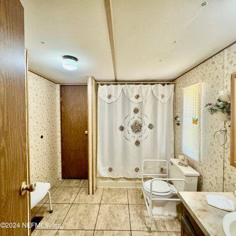 105 GEORGE Avenue, Interlachen, FL 32148