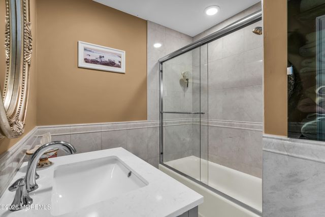 12 White Oak Lane 112, Aberdeen, NJ 07747