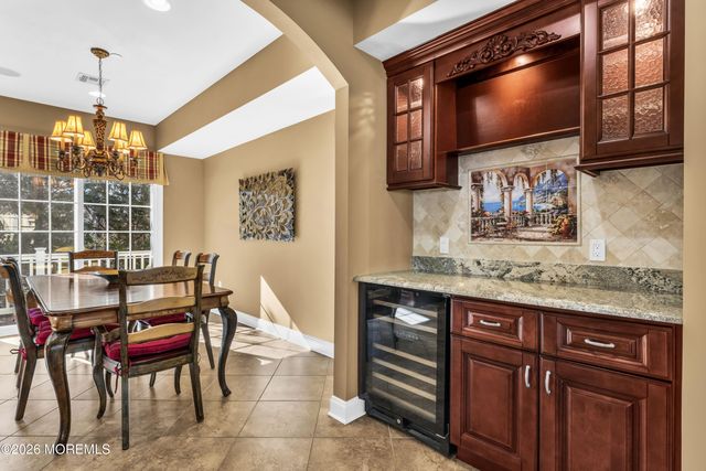 12 White Oak Lane 112, Aberdeen, NJ 07747