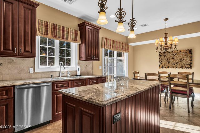 12 White Oak Lane 112, Aberdeen, NJ 07747