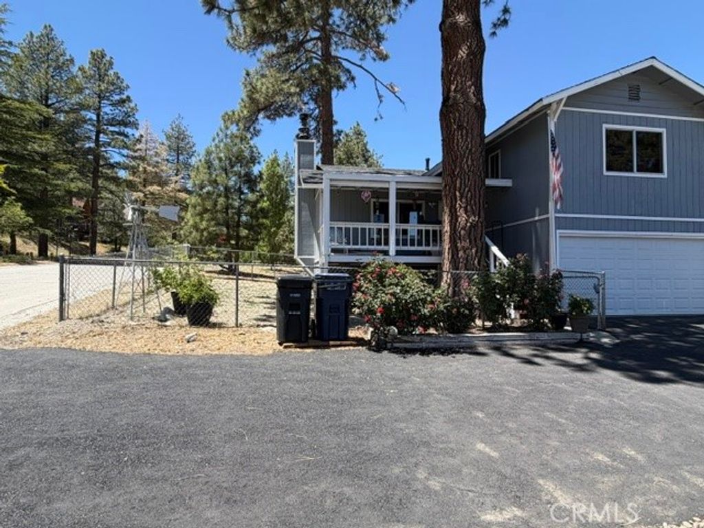 Image 4 of property listing at 26707 Swallowhill, Wrightwood, CA 92397