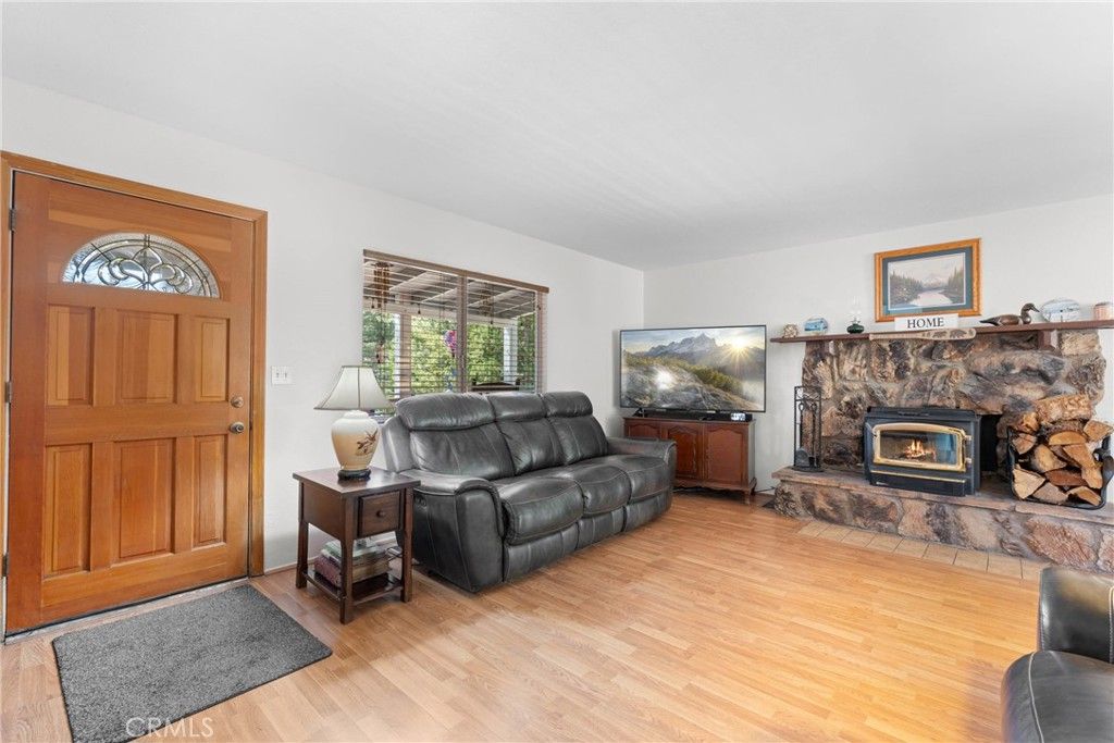 Image 6 of property listing at 26707 Swallowhill, Wrightwood, CA 92397