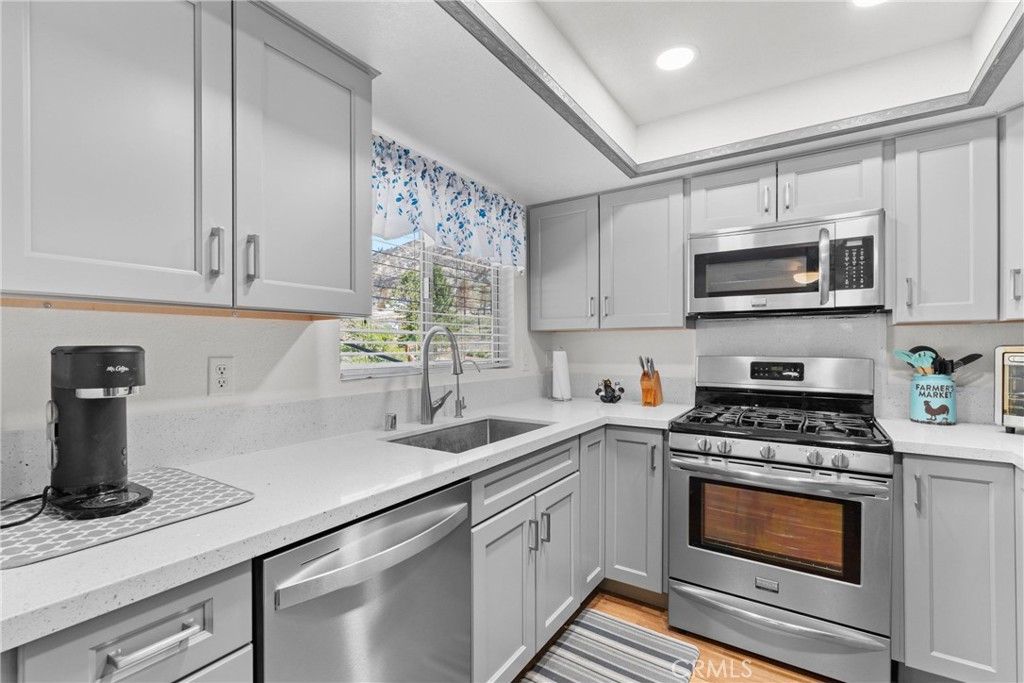 Image 8 of property listing at 26707 Swallowhill, Wrightwood, CA 92397