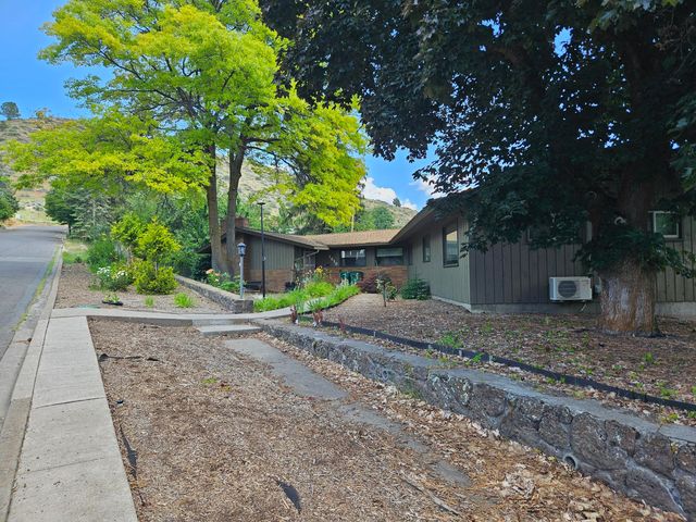 2030 Van Ness Avenue, Klamath Falls, OR 97601