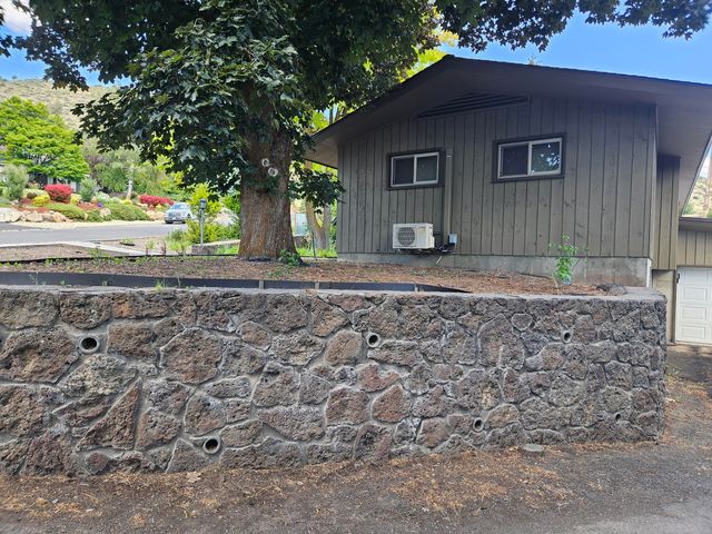2030 Van Ness Avenue, Klamath Falls, OR 97601