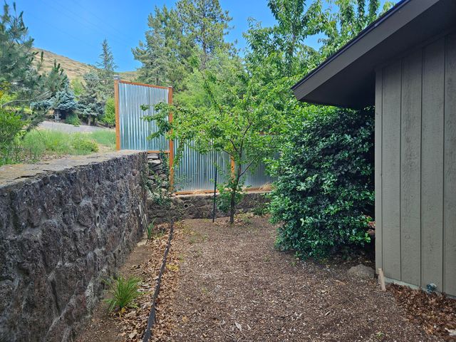 2030 Van Ness Avenue, Klamath Falls, OR 97601