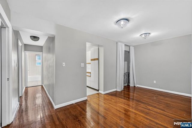 19 Lyons 204, Newark, NJ 07112
