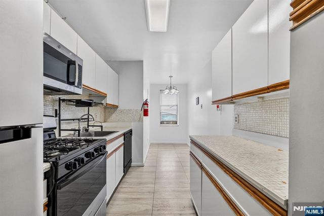 19 Lyons 204, Newark, NJ 07112