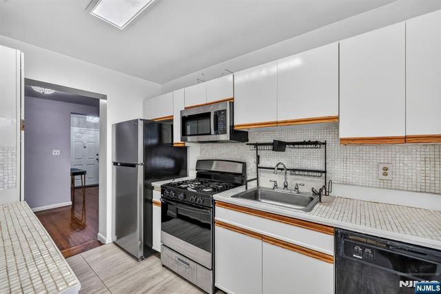 19 Lyons 204, Newark, NJ 07112