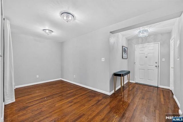 19 Lyons 204, Newark, NJ 07112