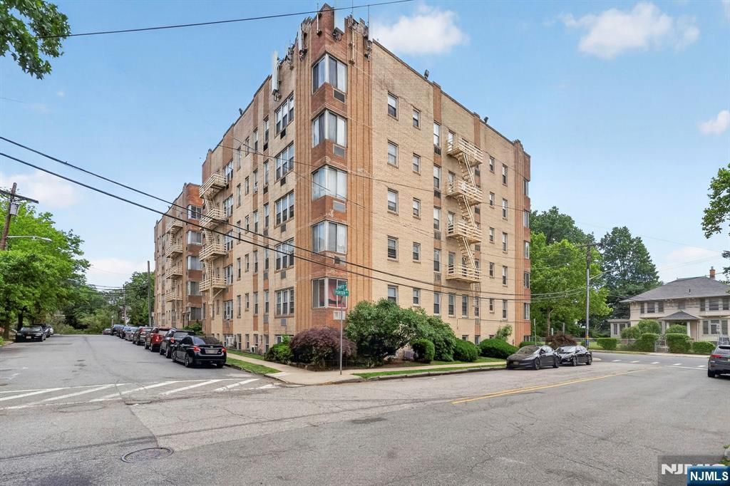 19 Lyons 204, Newark, NJ 07112