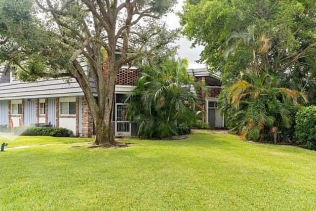 415 Pine Tree Court Unit 17, Atlantis, FL 33462