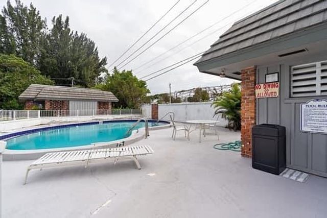 415 Pine Tree Court Unit 17, Atlantis, FL 33462