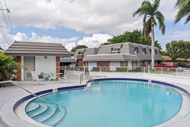415 Pine Tree Court Unit 17, Atlantis, FL 33462
