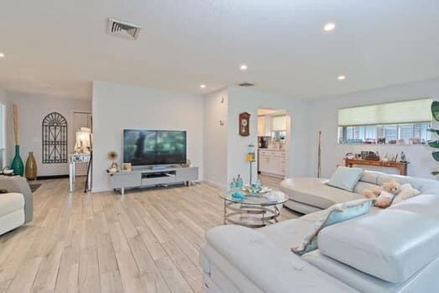 415 Pine Tree Court Unit 17, Atlantis, FL 33462