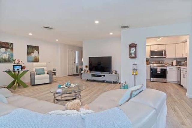 415 Pine Tree Court Unit 17, Atlantis, FL 33462
