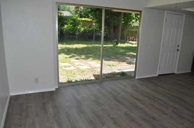 807 Phillips Drive, Ennis, TX 75119