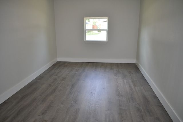 807 Phillips Drive, Ennis, TX 75119