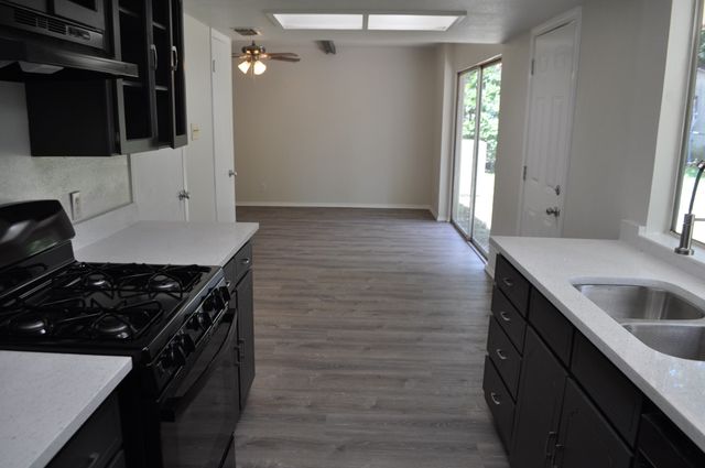 807 Phillips Drive, Ennis, TX 75119