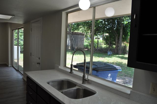 807 Phillips Drive, Ennis, TX 75119