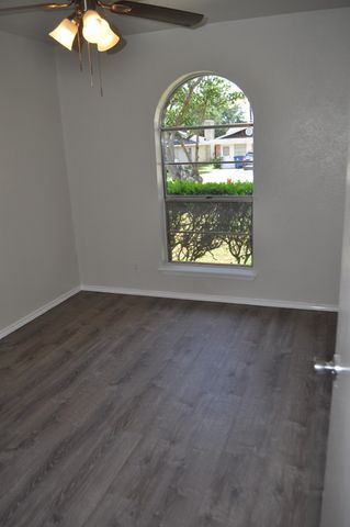 807 Phillips Drive, Ennis, TX 75119